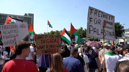 Schilder von Demonstrierenden bei einer Pro-Palästina Demo in Dortmund