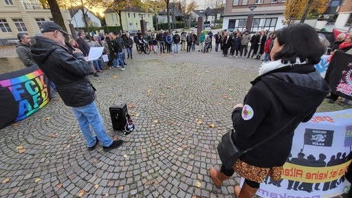 Eine Kundgebung vor dem Kamener Rathaus.