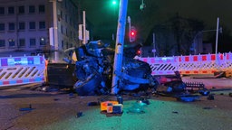 Völlig zerstörtes Auto nach einem mutmaßlichen illegalen Autorennen in Dortmund am 28.11.25
