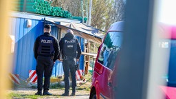 Polizei-Beamte durchsuchten eine Kiesgrube in Kamp-Lintfort wegen des Verdachts auf Umweltstraftaten