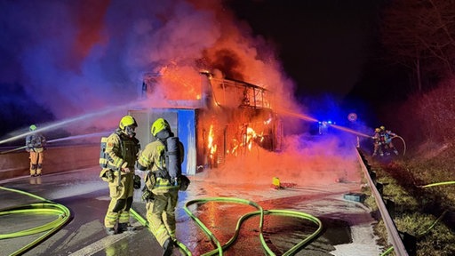 Brennender Reisebus auf A52 im Kreuz Breitscheid (06.02.2026)