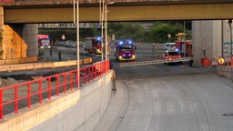 Mehrere Feuerwehrfahrzeuge vor einer Schranke auf der Autobahn