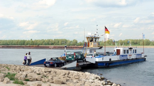 Fähre am Rheinufer