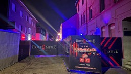 Bedruckte Stellwände stehen am Eingang zum Oberhausener Rotlichtviertel