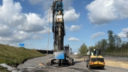 Ein Rüttler steht auf einer Baustelle nahe der Autobahn 43