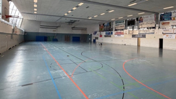 Die Rundturnhalle von innen mit blauem Boden und Markierungen