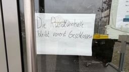 Info-Schild an der Tür "Die Rundhalle bleibt vorerst geschlossen."