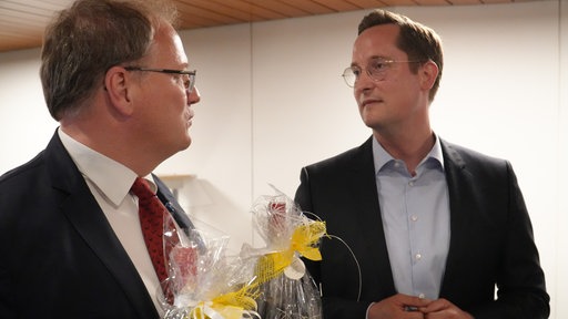 Der bisherige Landrat Olaf Schade (SPD, links) gratuliert seinem Nachfolger Jan-Christoph Schaberick (SPD, rechts).