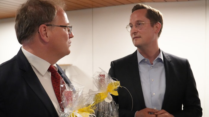 Der bisherige Landrat Olaf Schade (SPD, links) gratuliert seinem Nachfolger Jan-Christoph Schaberick (SPD, rechts).