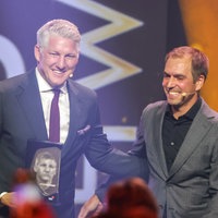 Batian Schweinsteiger (l.) und Philipp Lahm lächeln auf der Verleihung in Dortmund.