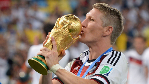 Bastian Schweinsteiger küsst den Fußball-Weltmeisterschafts-Pokal