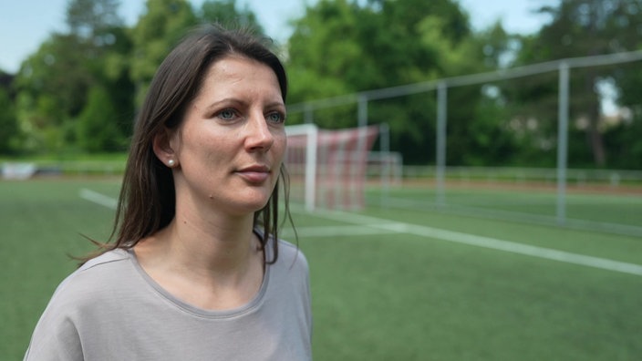 Schiedsrichterin Annika Kost auf dem Fußballplatz vor einem Fußballtor.
