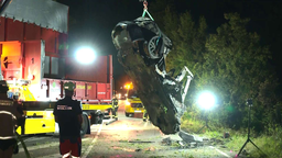 Ein Unfallwagen wird von einem Kran hochgezogen