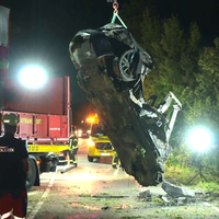 Ein Unfallwagen wird von einem Kran hochgezogen
