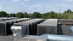 Energietechnik aus Metall auf einem Dach 