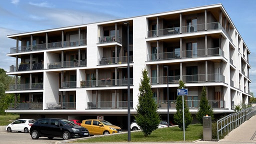 Frontalansicht eines modernen Wohngebäudes mit vielen Balkonen