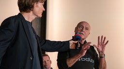 Der vom Einbruch betroffene Jochen wird von WDR-Moderator Olaf Biernat befragt