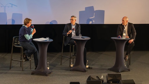 Das Podium beim WDR Lokazeit Stadtgespräch: Moderatorin Judith Schulte-Loh, Sparkassen-Chef Michael Klotz und Polizeipräsident Tim Frommeyer