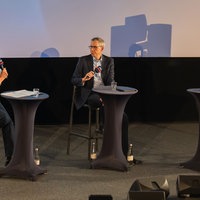 Das Podium beim WDR Lokazeit Stadtgespräch: Moderatorin Judith Schulte-Loh, Sparkassen-Chef Michael Klotz und Polizeipräsident Tim Frommeyer