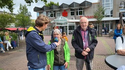 Mann und Frau auf Platz