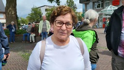 Frau mit weißem Oberteil