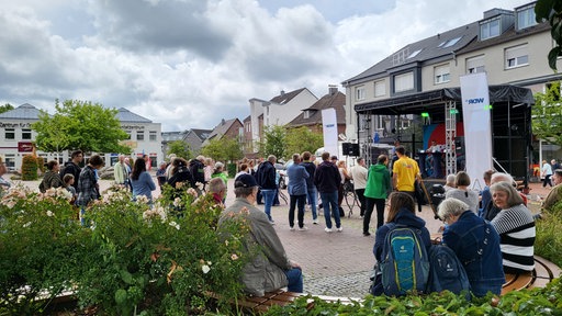 Menschen auf einem Marktplatz