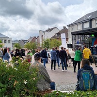 Menschen auf einem Marktplatz