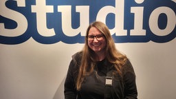 Frau mit Pulli und Brille