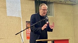 Ökonom Tom Krebs am Mikrophon