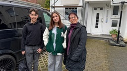 Steffi bringt ihre Kinder beim Warnstreik zur Schule in Gelsenkirchen