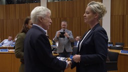Gelsenkirchens Oberbürgermeisterin Andrea Henze gratuliert Norbert Emmerich von der AfD zur Stellvertreterwahl am 10.12.25