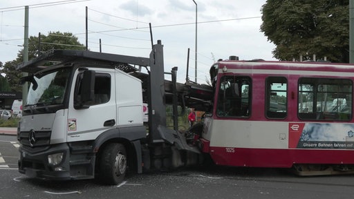 Ein Fahrzeugtransporter ist in Duisburg mit einer Straßenbahn kollidiert