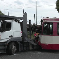 Ein Fahrzeugtransporter ist in Duisburg mit einer Straßenbahn kollidiert