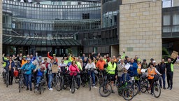 Radfahrer und Lokalpolitiker übergeben 2.000 Unterschriften pro Radweg im Silscheder Tunnel vor dem Landtag in Düsseldorf am 23.08.25