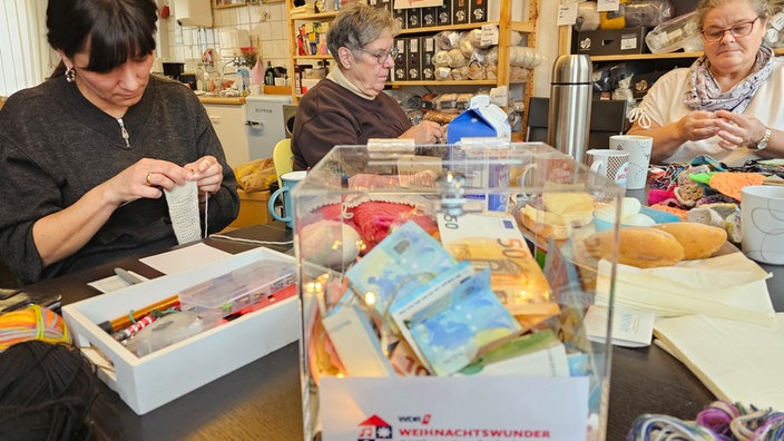 Freiwillige wieder beim Stricken 