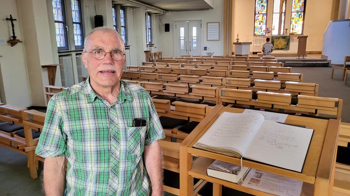 Mann mit Brille in einer Kirche