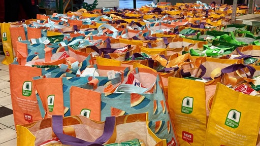 Viele große Taschen mit Lebensmitteln in einer Halle