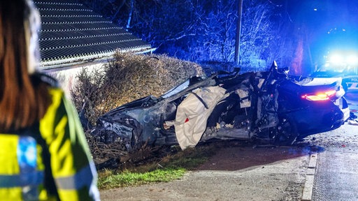 Auto kracht in Hauswand in Enneptal: Fahrer stirbt