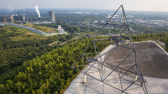 Haldenereignis Emscherblick oder "Tetraeder", ein begehbarer Aussichtsturm, hinten die Skihalle des Alpincenter Bottrop und die Kokerei Prosper, Bottrop, Ruhrgebiet, Nordrhein-Westfalen, Deutschland, 