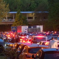 Zahlreiche Autos stehen dicht hintereinander auf einem großen Platz.