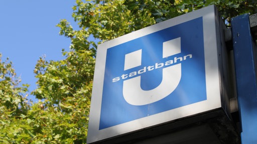 Blau-weißes U-Bahn-Schild in Essen mit der Aufschrift "Stadtbahn"