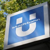 Blau-weißes U-Bahn-Schild in Essen mit der Aufschrift "Stadtbahn"