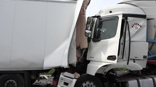 Bei dem schweren Lkw-Unfall auf der A57 haben sich zwei Lastwagen ineinander verhakt.
