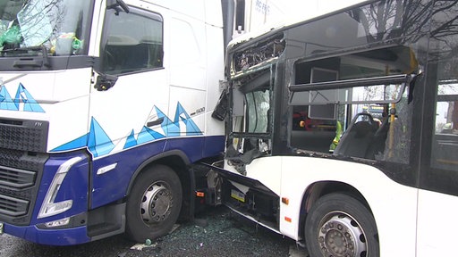 Unfall zwischen Bus und LWK, Bus prallte mittig auf LWK 