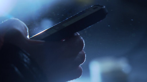 Hand tippt in ein Handy