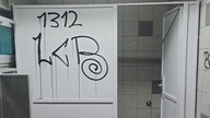 Frisch sanierte Toilettenanlage erneut beschmiert. 