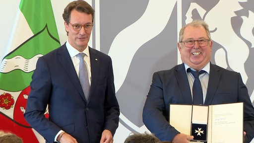 Ministerpräsident Wüst verleiht eine Auszeichnung