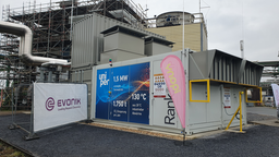Container auf dem Evonik Werksgelände, in denen die Wärmepumpe installiert ist.