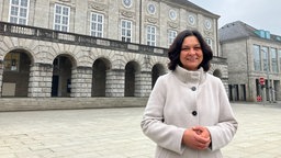 Nadia Khalaf von der SPD vor dem Rathaus Mülheim