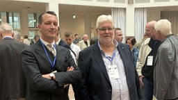 Heiner Garbe (rechts) steht neben Matthias Helferich